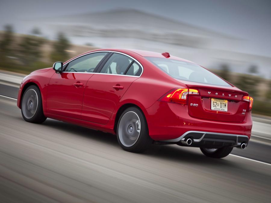 Volvo S60 R-Design 2010 года  (US) (фото 7 из 11)